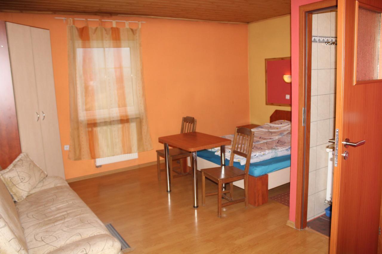 Zagroda Agroturystyczna Wiecha Mieroszow Exterior foto