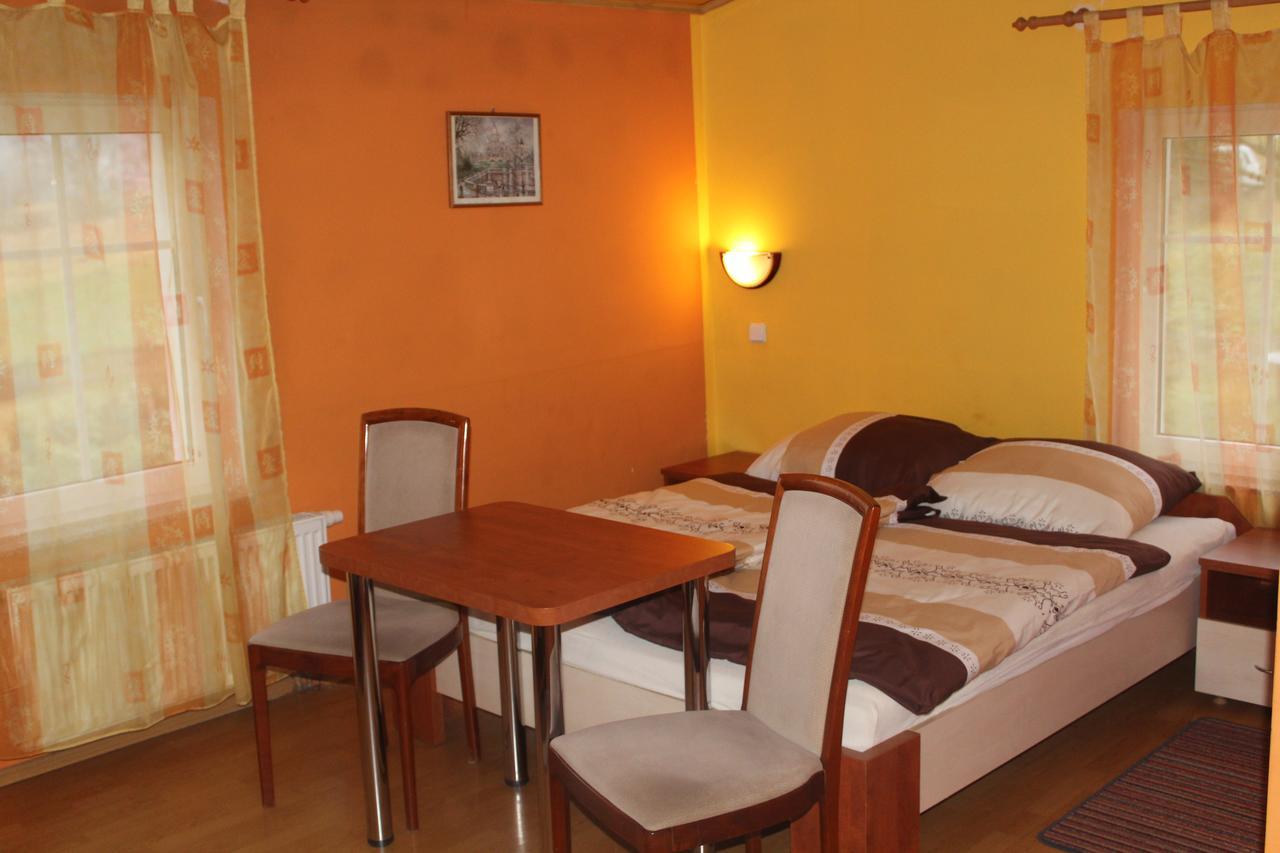 Zagroda Agroturystyczna Wiecha Mieroszow Exterior foto